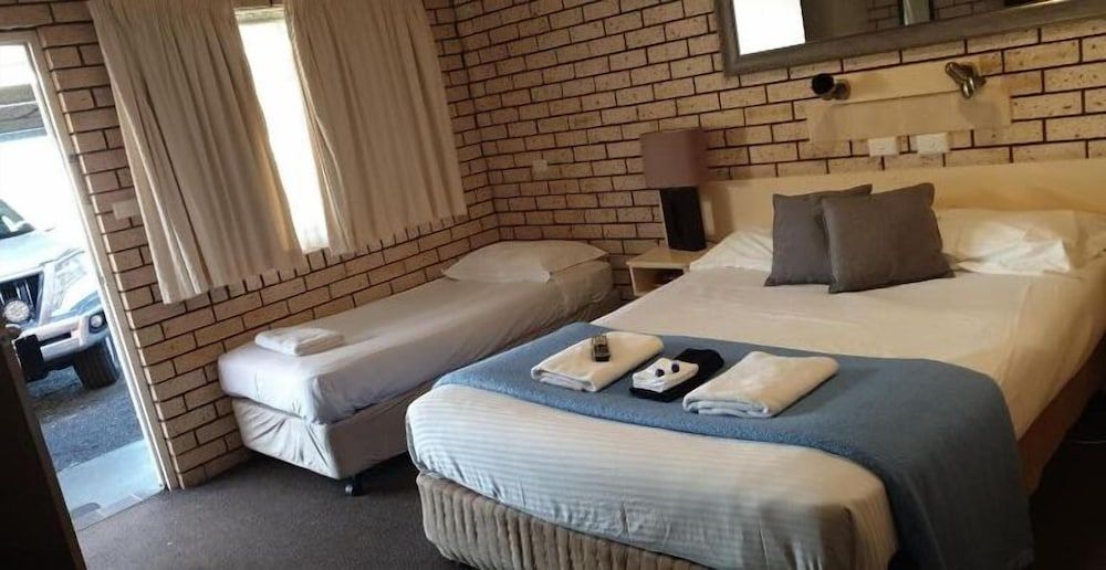 Alfa Motel Room 5 (Queen and Single) 2