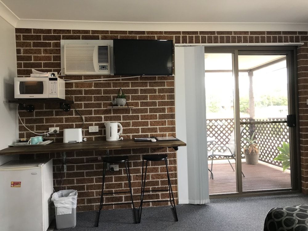 Coffs Shearwater Motel Queen Deluxe with Balcony 8