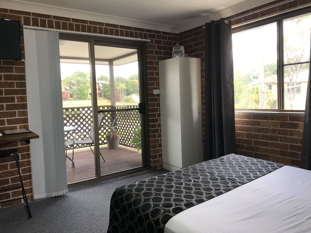 Coffs Shearwater Motel Queen Deluxe with Balcony 3