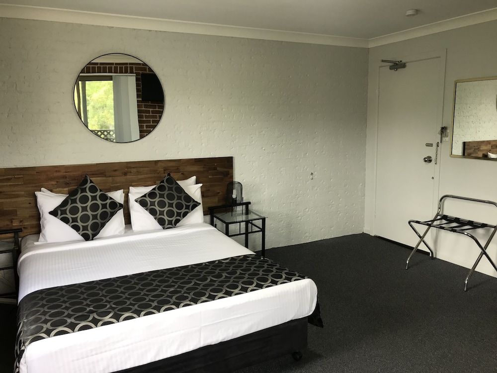Coffs Shearwater Motel Queen Deluxe with Balcony 2