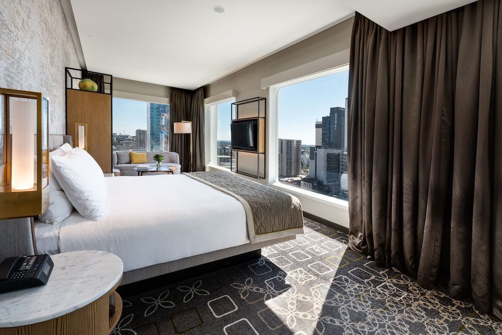 Junior Suite, 1 King Bed, Club Lounge Access, City View (Cityscape View)