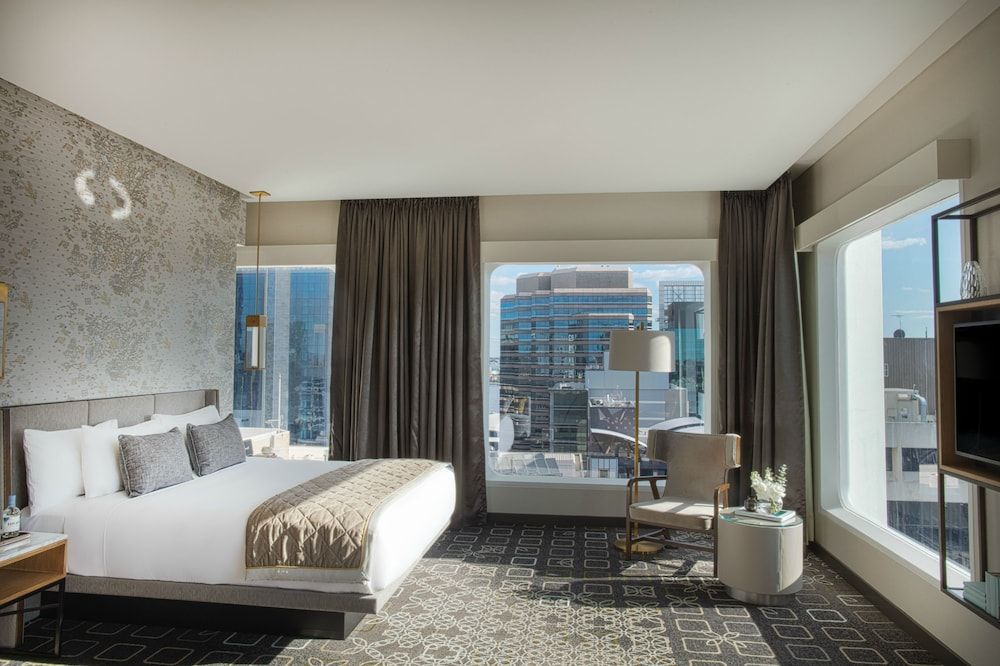 Junior Suite, 1 King Bed, Club Lounge Access, City View