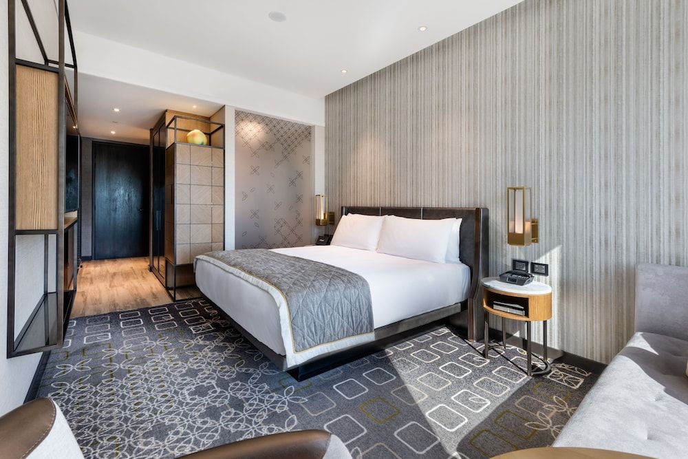 Classic Room, 1 King Bed, Club Lounge Access, City View