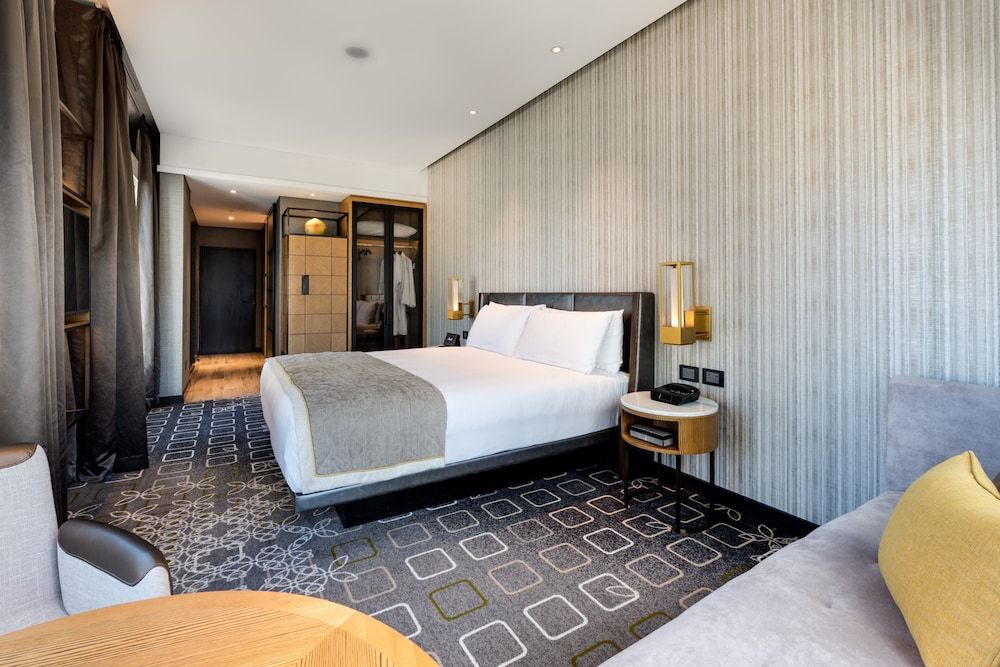 Premium Room, 1 King Bed, Corner (Cityscape View)