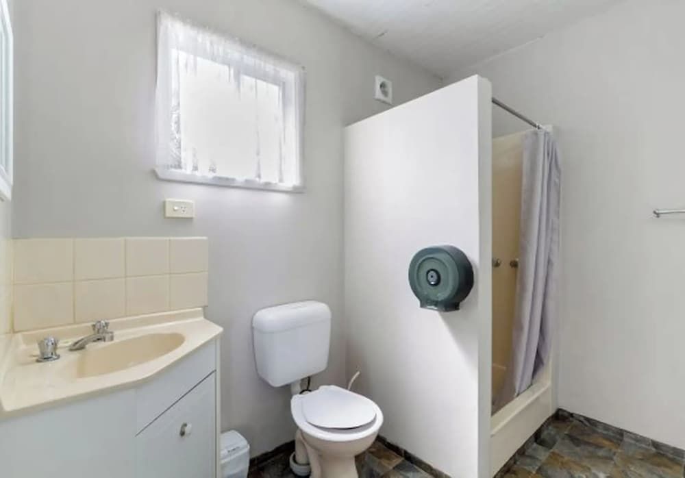 Traralgon Holiday Village Standard 3 Bedroom Cabin 4