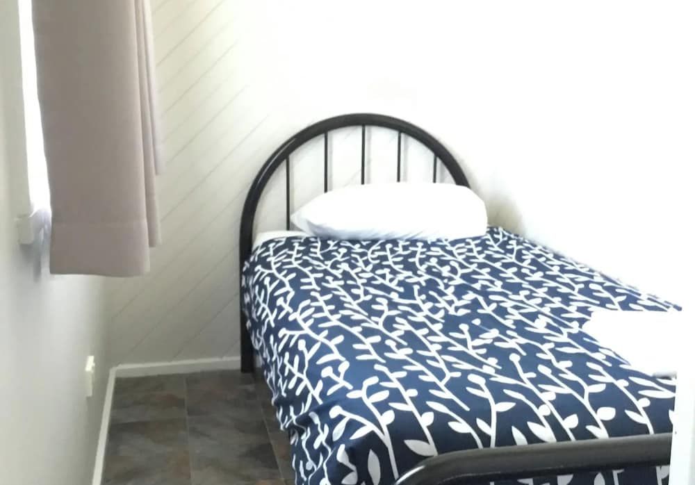 Traralgon Holiday Village Standard 3 Bedroom Cabin 3