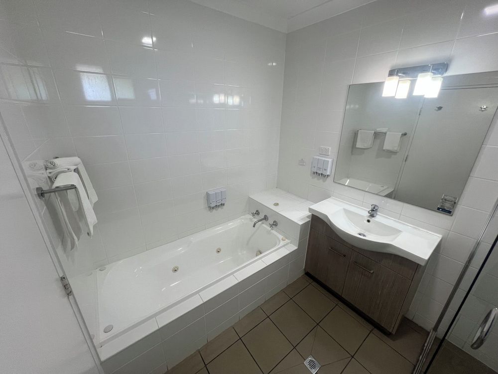 Adelong Motel Deluxe Suite, Multiple Beds, Kitchenette 3