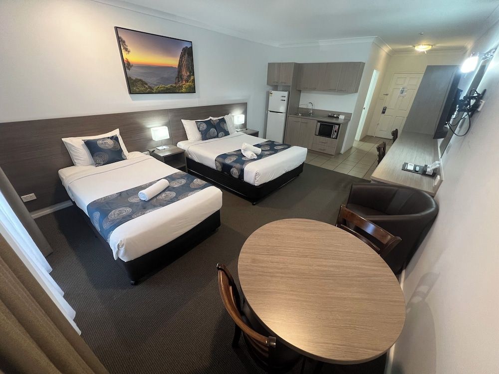 Adelong Motel Deluxe Suite, Multiple Beds, Kitchenette 2