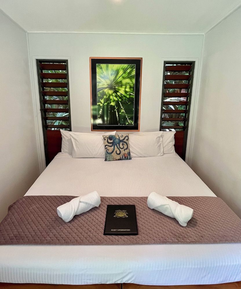 Safari Lodge Basic Cabin, 1 King Bed