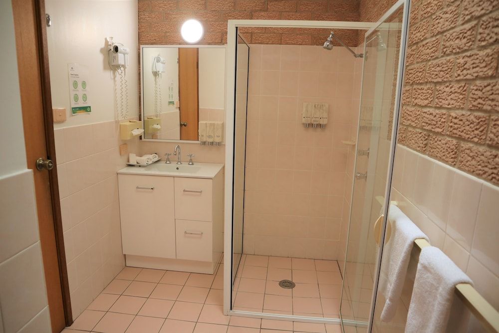 Golden Chain Aalana Motor Inn Executive King Room 2