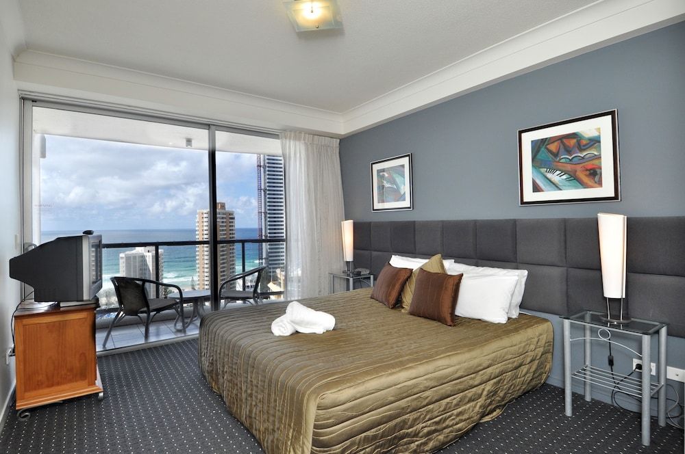 Chevron Renaissance - HR Surfers Paradise Family Apartment, Multiple Beds, Ocean View