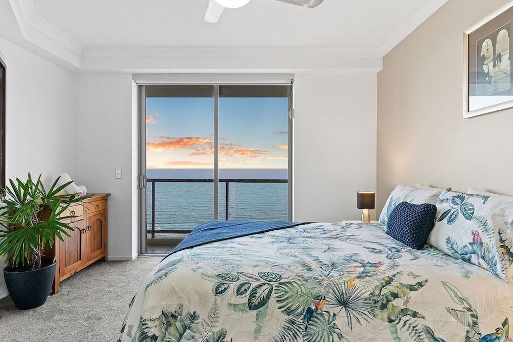 Chevron Renaissance - HR Surfers Paradise Grand Apartment, 3 Bedrooms, 2 Bathrooms, Ocean View 2
