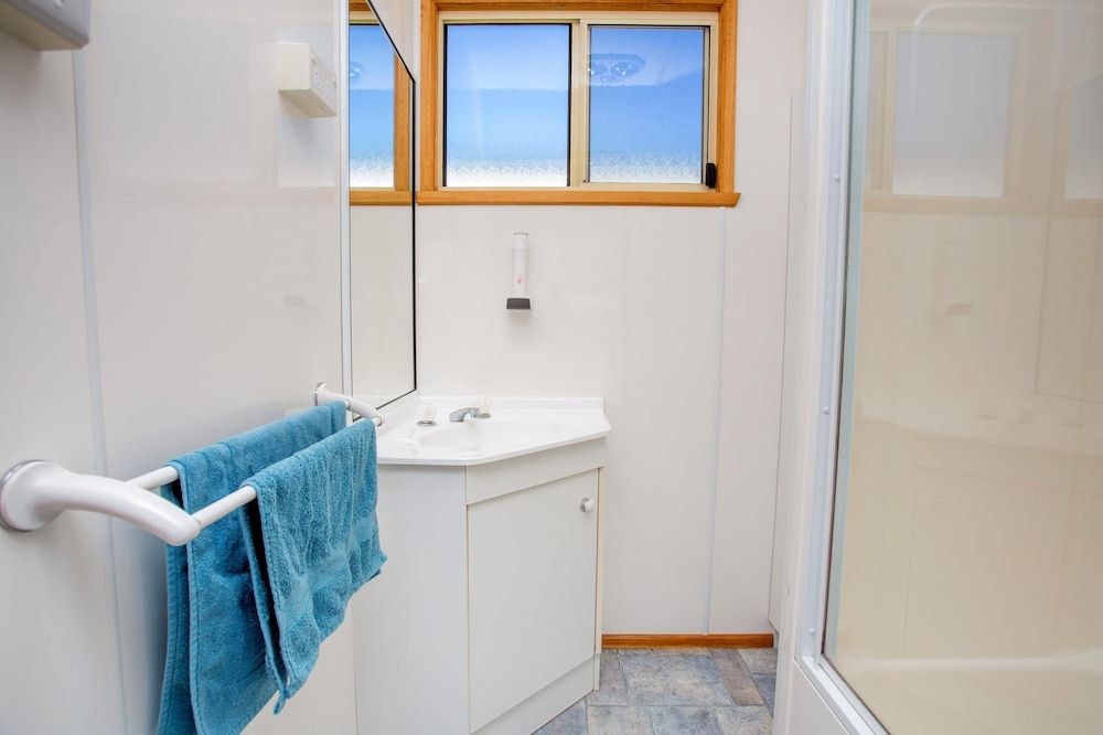 BIG4 Tassie Getaway Park Ulverstone Family Cabin, 2 Bedrooms (6 Berth) 6