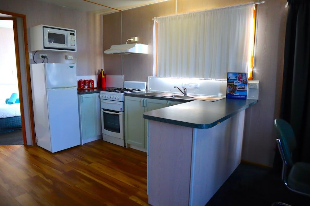 BIG4 Tassie Getaway Park Ulverstone Family Cabin, 2 Bedrooms (6 Berth) 3