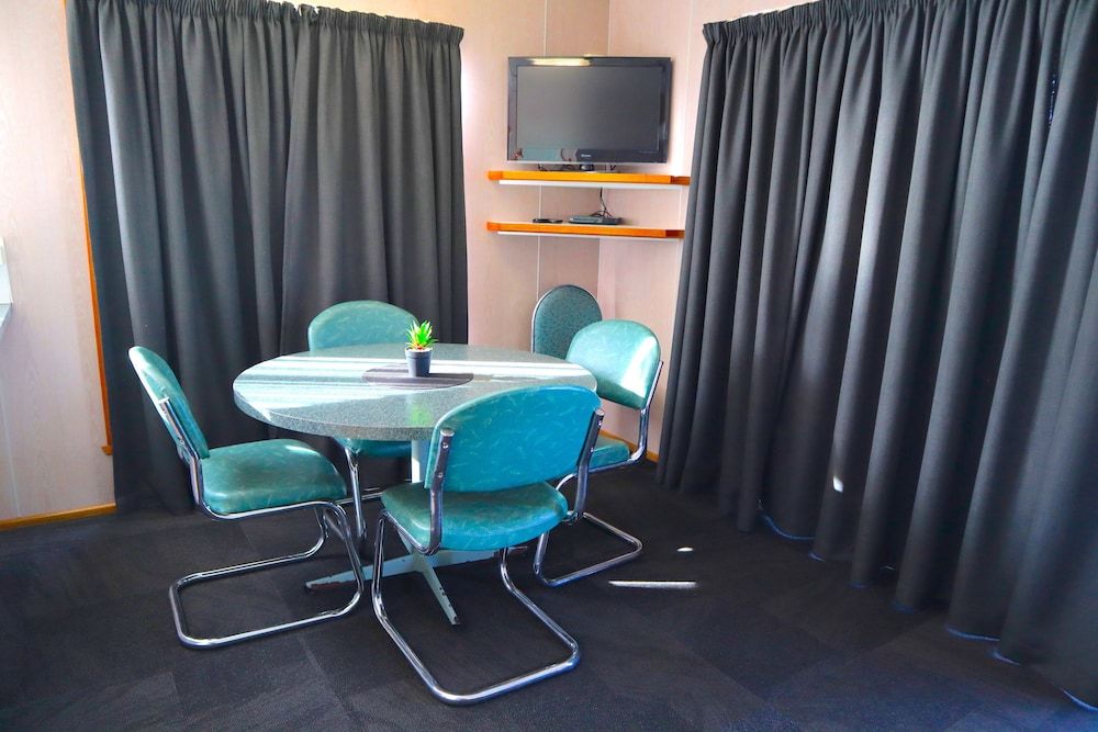 BIG4 Tassie Getaway Park Ulverstone Family Cabin, 2 Bedrooms (6 Berth) 4