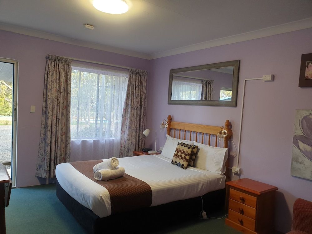 Valley View Motel Queen Room 9