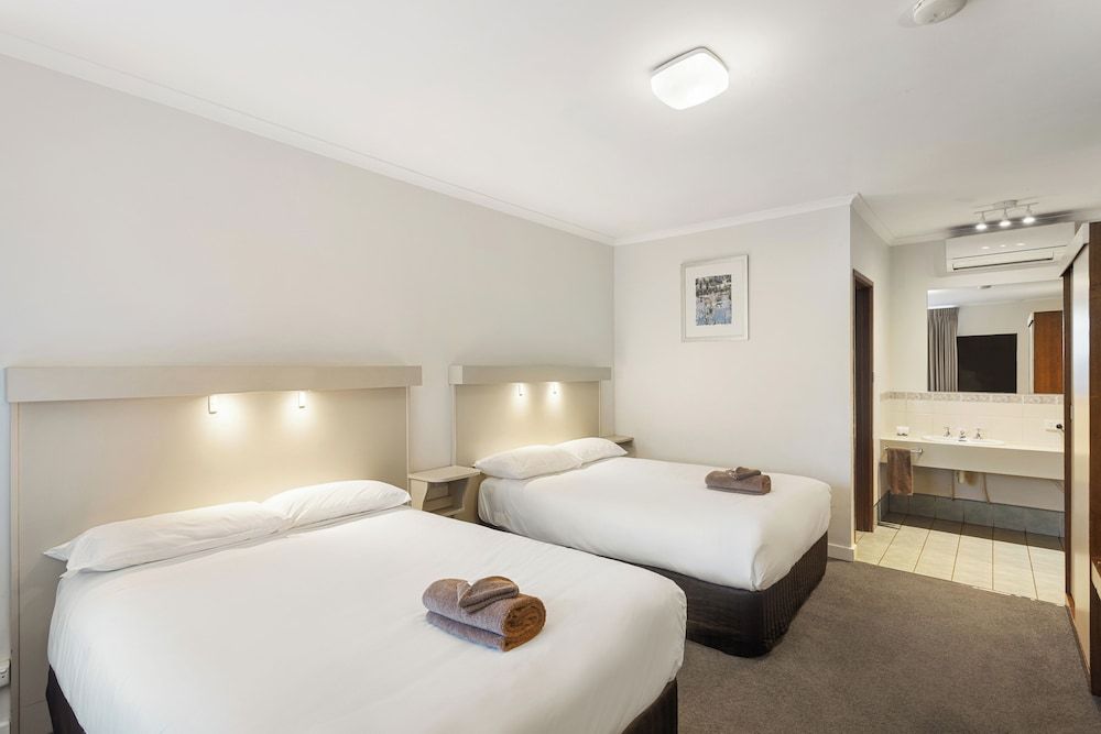 Maffra Motor Inn Twin Room, 2 Double Beds 3