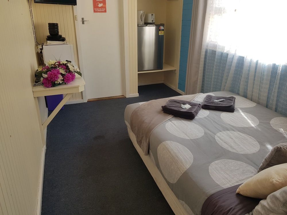 Whyalla Country Inn Motel Family Room, Multiple Beds 3