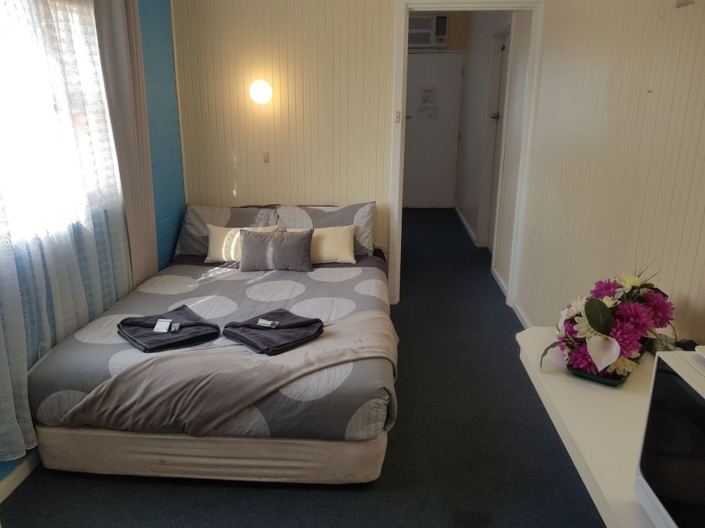 Whyalla Country Inn Motel Family Room, Multiple Beds 5