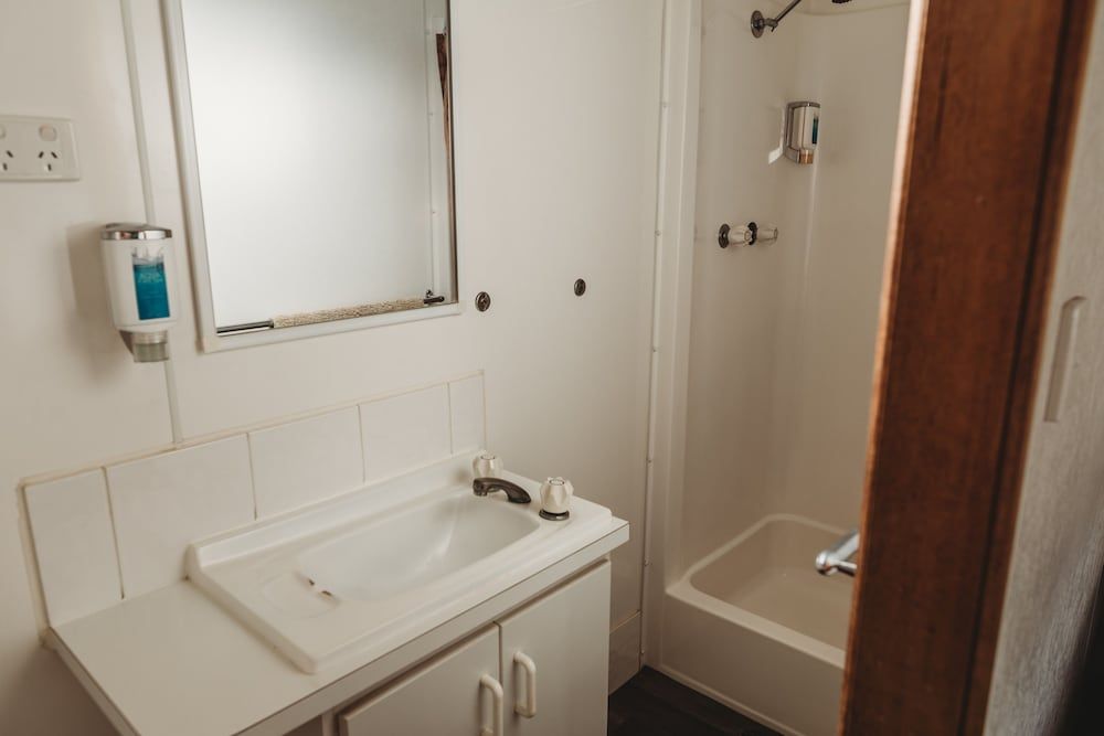 G'day Parks Ararat Standard Cabin, 1 Queen Bed 4