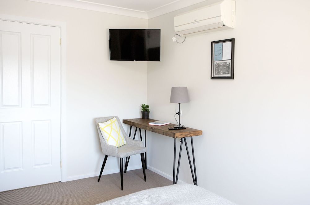 SkyLodge Temora Queen Room with ensuite (Shared Lounge & Kitchen) 8