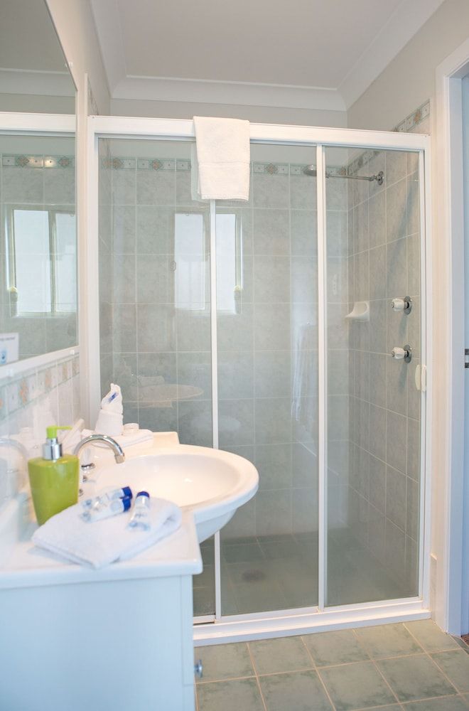 SkyLodge Temora Twin Room with ensuite (Shared Lounge & Kitchen) 3