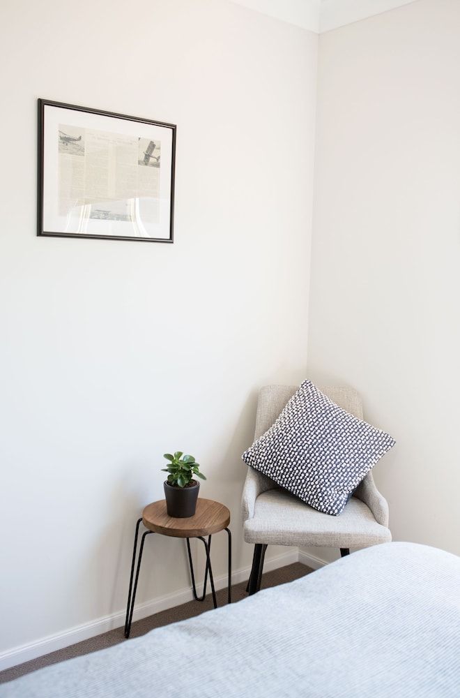 SkyLodge Temora Queen Room with ensuite (Shared Lounge & Kitchen) 5