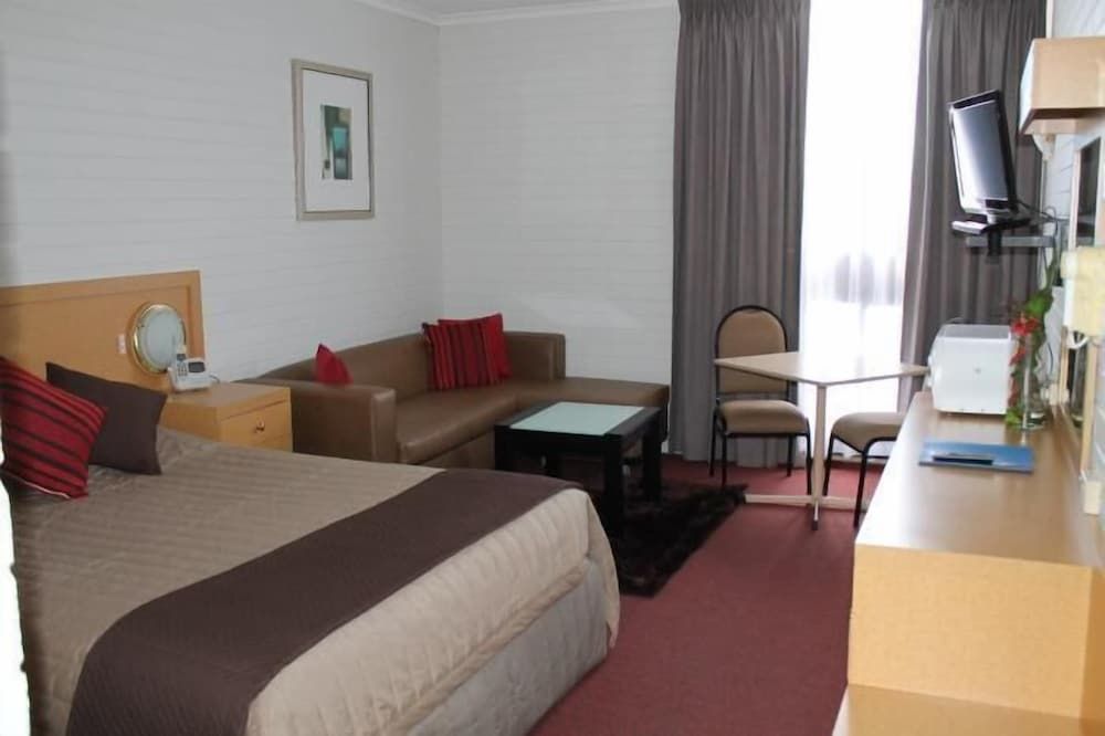 Goulburn Motor Inn Standard Room, Non Smoking (Queen bed room for couple) 2
