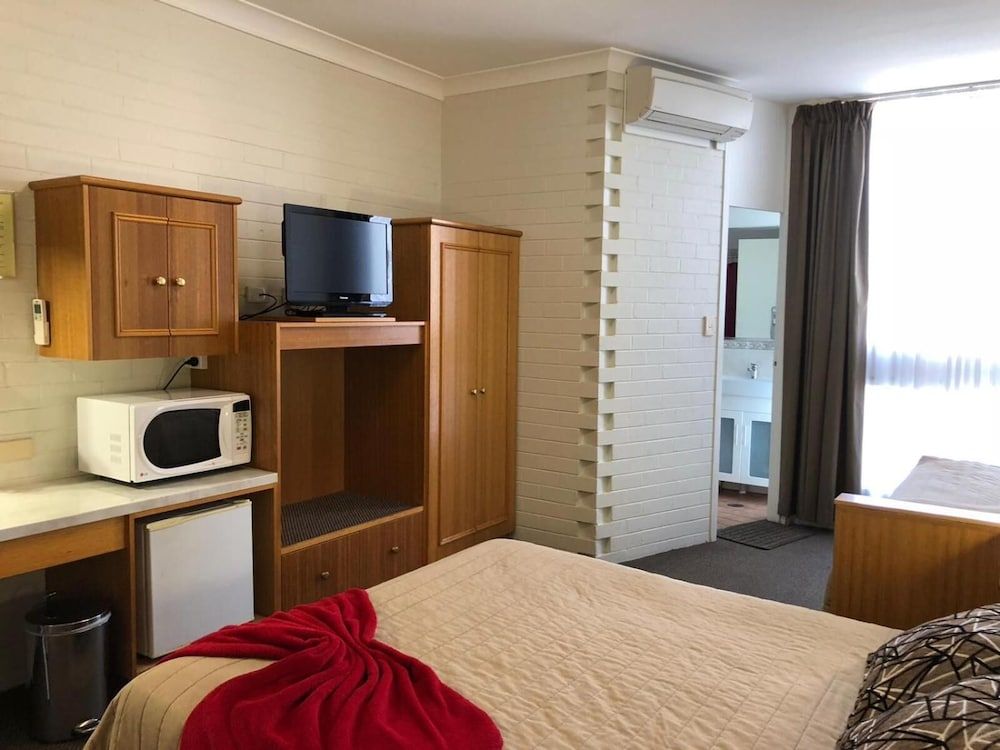Goulburn Motor Inn Standard Room, Non Smoking (Queen bed room for couple) 4
