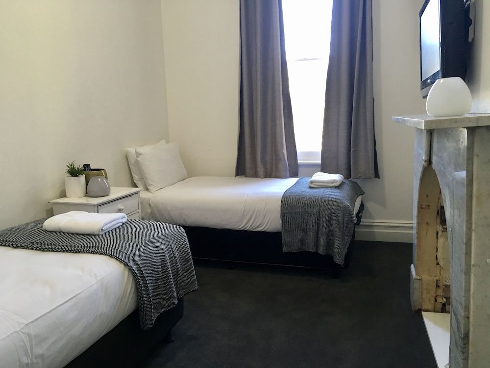 Healesville Grand Hotel Basic Twin Room, 2 Twin Beds