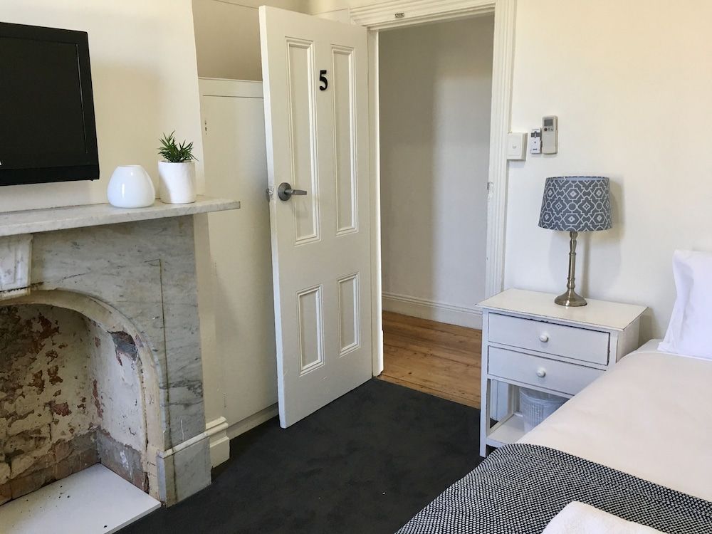 Healesville Grand Hotel Basic Twin Room, 2 Twin Beds 3