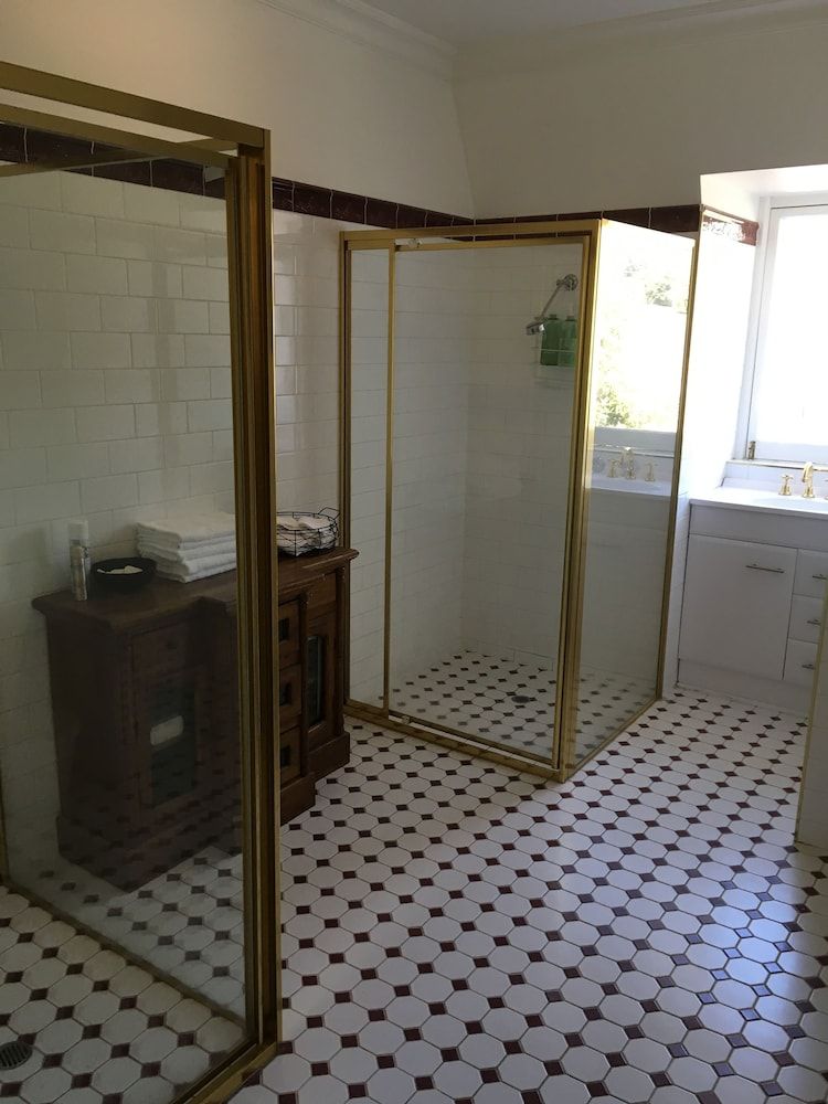 Healesville Grand Hotel Basic Room, 1 King Bed 2