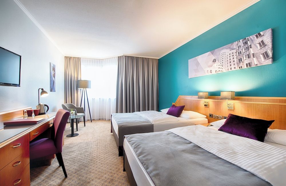 Leonardo Hotel Düsseldorf City Center Comfort Triple Room 8
