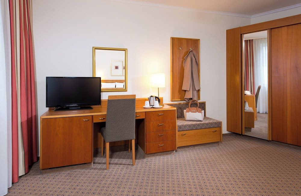 Leonardo Hotel Düsseldorf City Center Comfort Triple Room 12