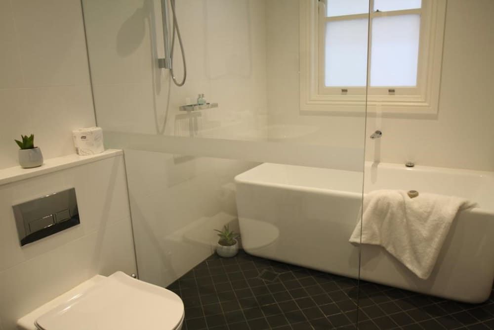 Deluxe Heritage King Suite