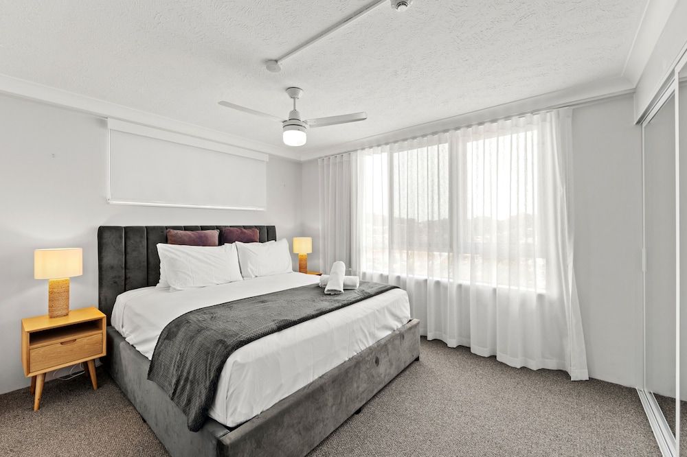 Burleigh Beach Tower 2 Bedroom Ocean View Superior Apartment 2