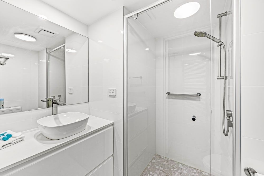 Burleigh Beach Tower 2 Bedroom Ocean View Superior Apartment 23