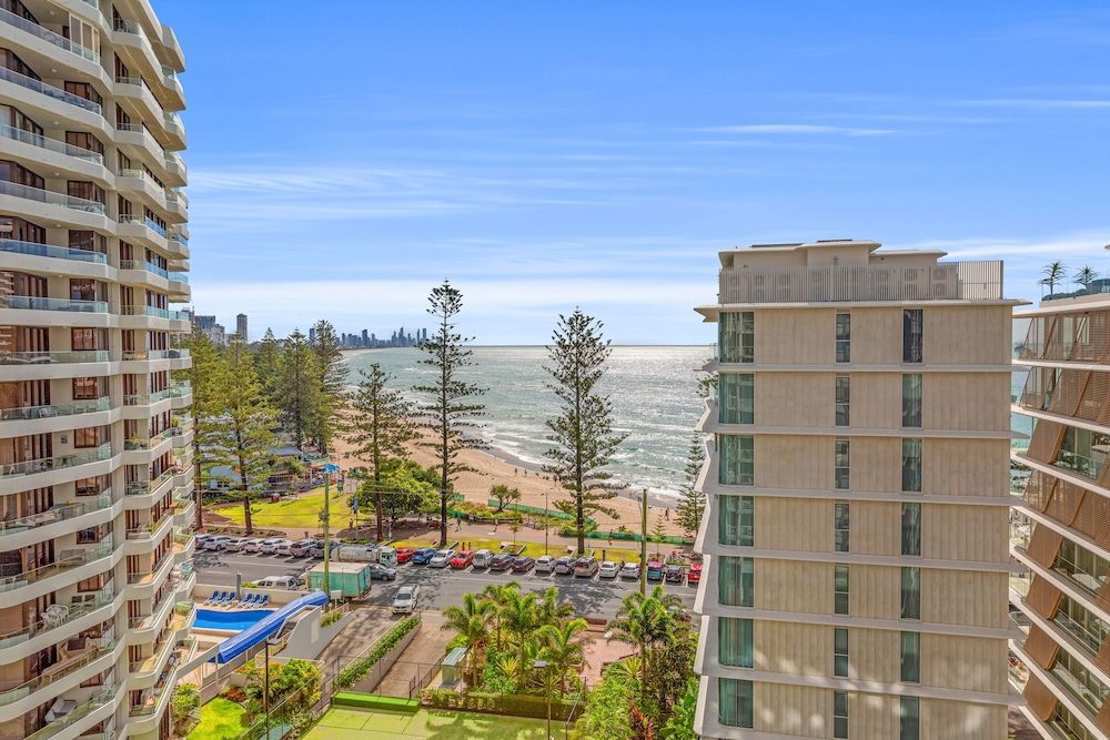 Burleigh Beach Tower 2 Bedroom Ocean View Superior Apartment 15