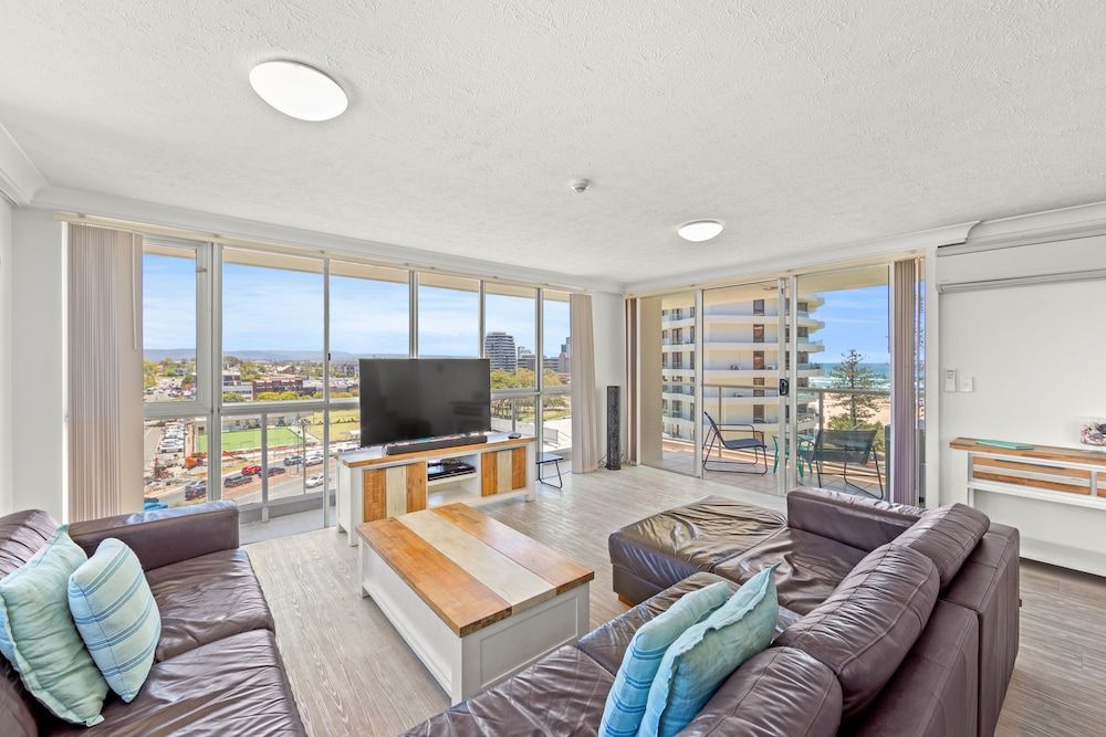Burleigh Beach Tower 2 Bedroom Ocean View Superior Apartment 25