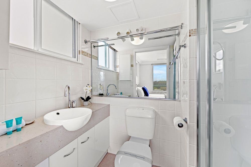 Burleigh Beach Tower 2 Bedroom Ocean View Superior Apartment 21