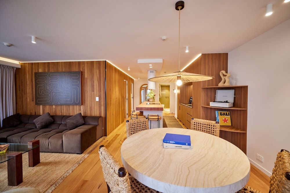 Burleigh Beach Tower 2 Bedroom Ocean View Luxury Apartment 9