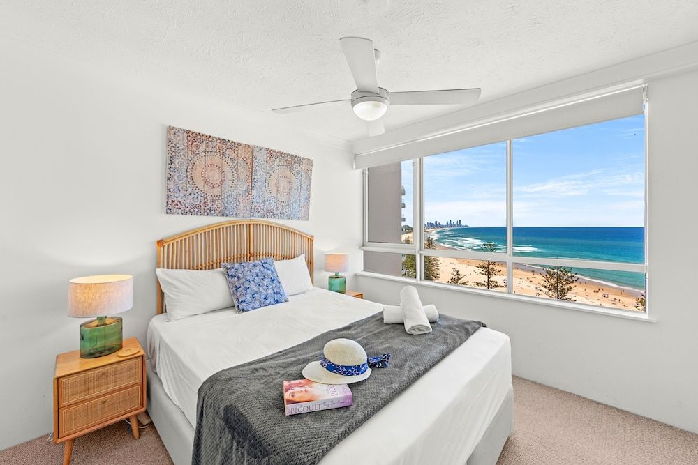 Burleigh Beach Tower 2 Bedroom Ocean View Superior Apartment 8