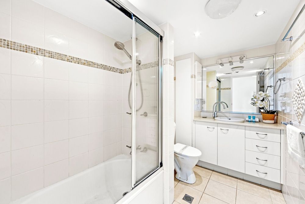 Burleigh Beach Tower 2 Bedroom Ocean View Superior Apartment 22