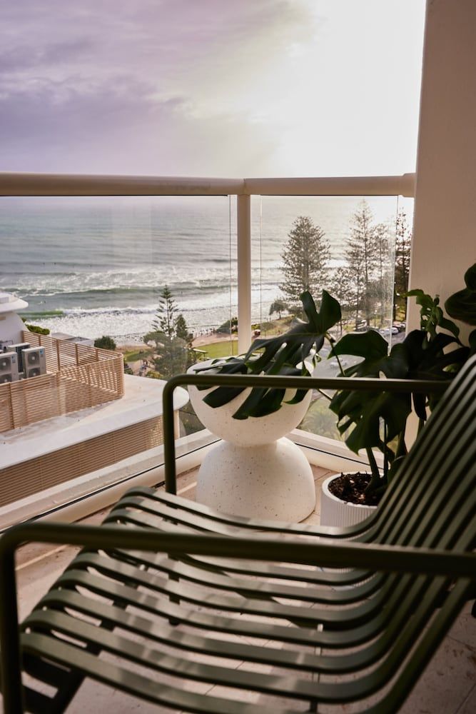 Burleigh Beach Tower 2 Bedroom Ocean View Luxury Apartment 3