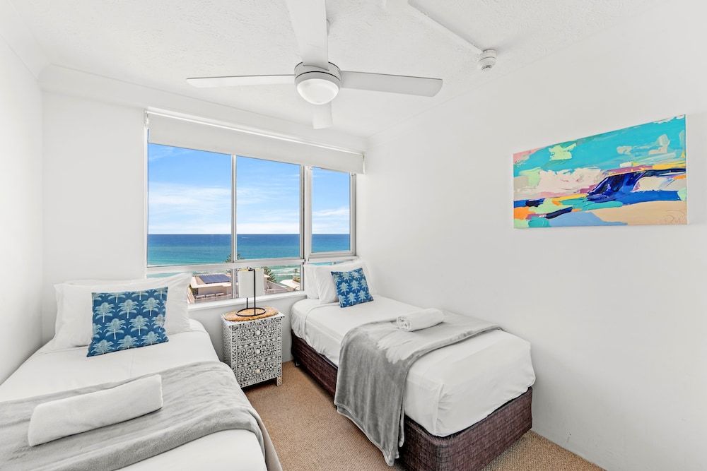 Burleigh Beach Tower 2 Bedroom Ocean View Superior Apartment 7