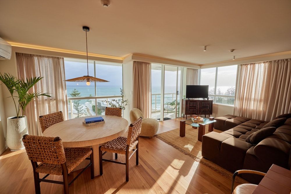 Burleigh Beach Tower 2 Bedroom Ocean View Luxury Apartment 6