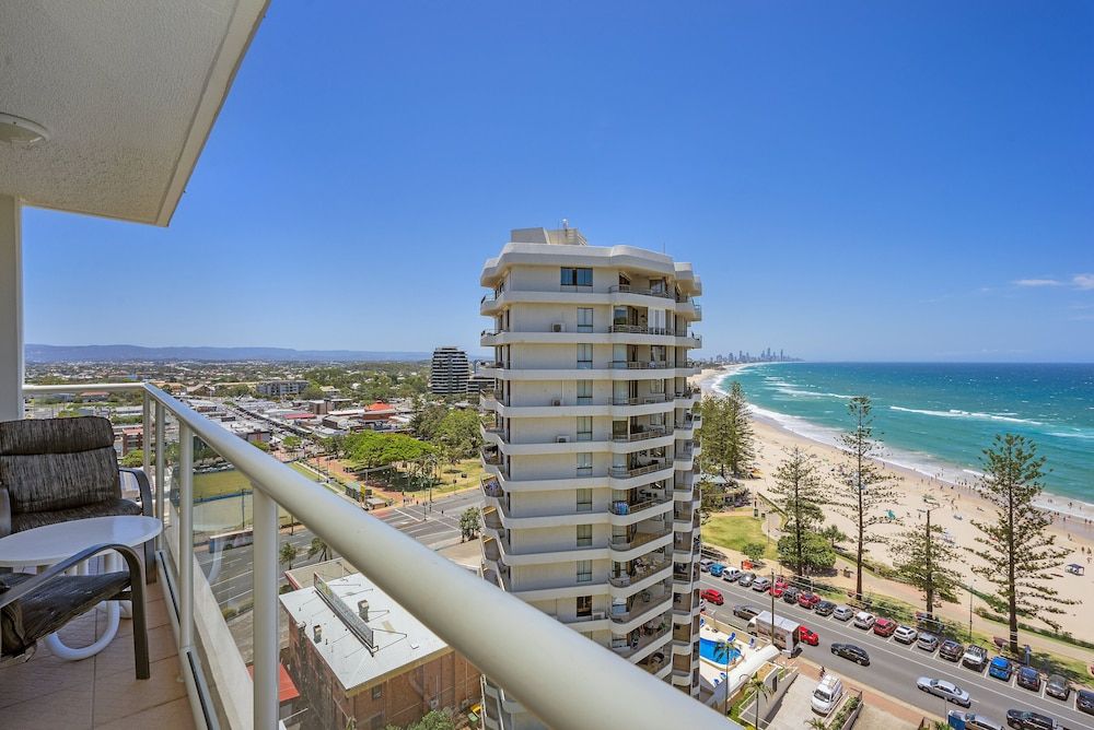 Burleigh Beach Tower 2 Bedroom Ocean View Superior Apartment 10