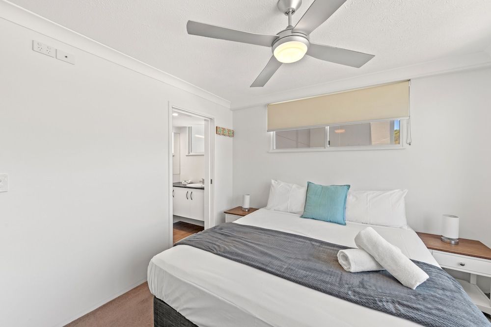 Burleigh Beach Tower 2 Bedroom Ocean View Superior Apartment 4