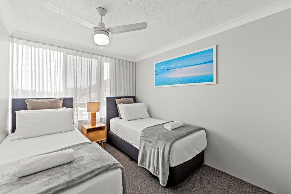 Burleigh Beach Tower 2 Bedroom Ocean View Superior Apartment 3