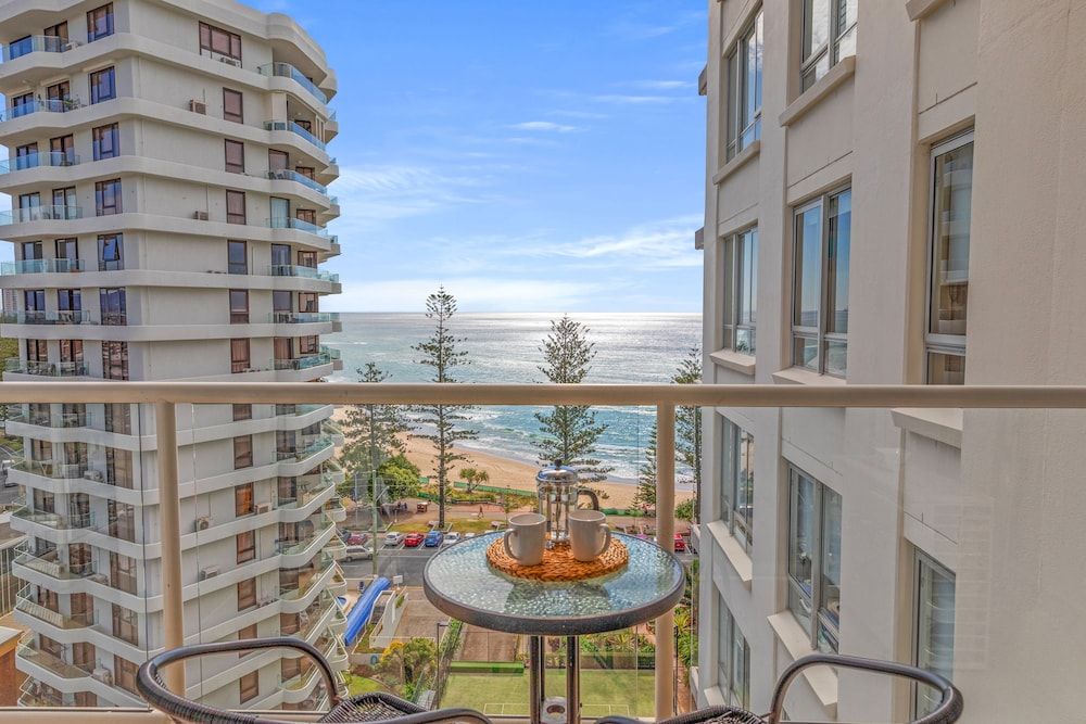 Burleigh Beach Tower 2 Bedroom Ocean View Superior Apartment 12